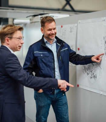 Kollegen diskutieren über einen Entwurf.