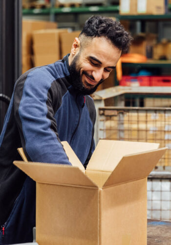 Sedat Ciftci beim Verpacken von Titanprodukten.